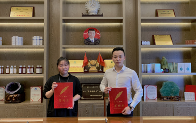 恭喜廣東潮州市潮安區(qū)龔女士成功簽約翌芙萊祛斑加盟店。